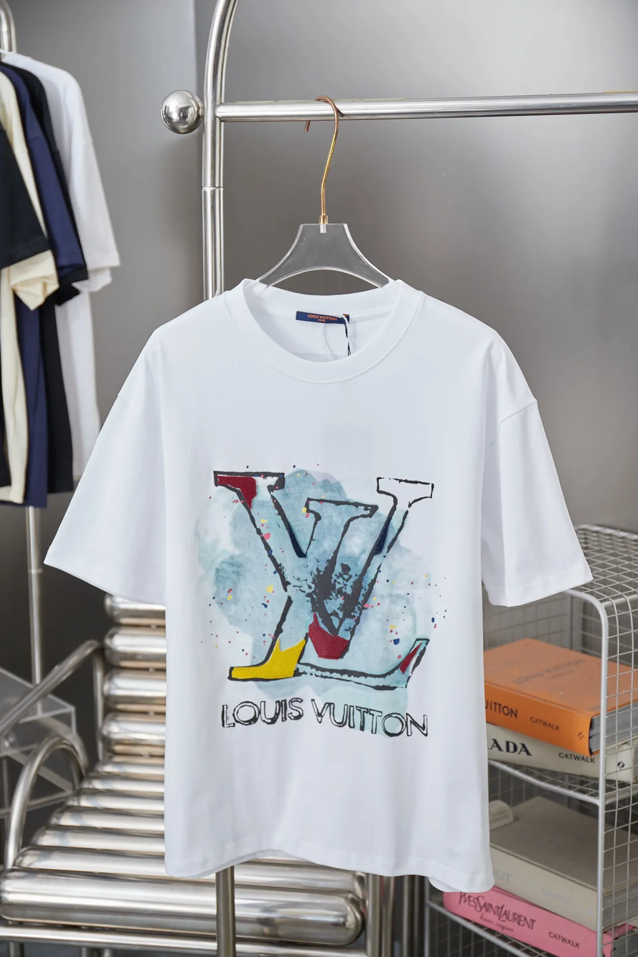 🅿️200 1V 25SS early spring new style Splash-ink graffiti toothbrush embroidered letter short sleeves Light luxury essential item for daily commuting for men and women Correct version Welcome to compare Detailed features · 320g 100% pure cotton double yarn jersey fabric · Custom dyed in the same vat, special thickened 32 pieces double-strand 1X1 thread . Splash-ink graffiti hand-painted LV letter printing · Imported Tajima machine embroidery toothbrush embroidery technology · Double-needle sewing and cross-seam technology · Original main mark, washed tag, brand moisture-proof paper packaging Color: black/white Size: S/M/L/XL